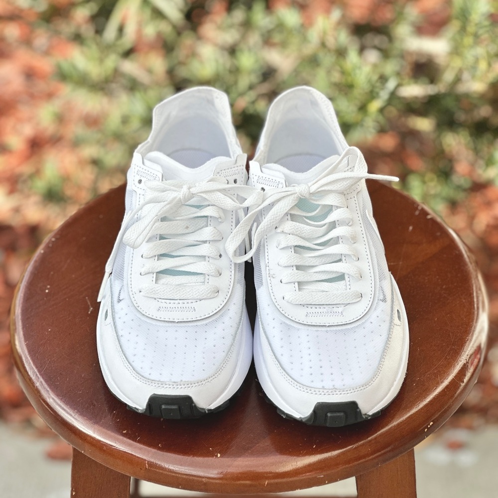 NEW. Women’s size 7.5 Nike Waffle Shoe